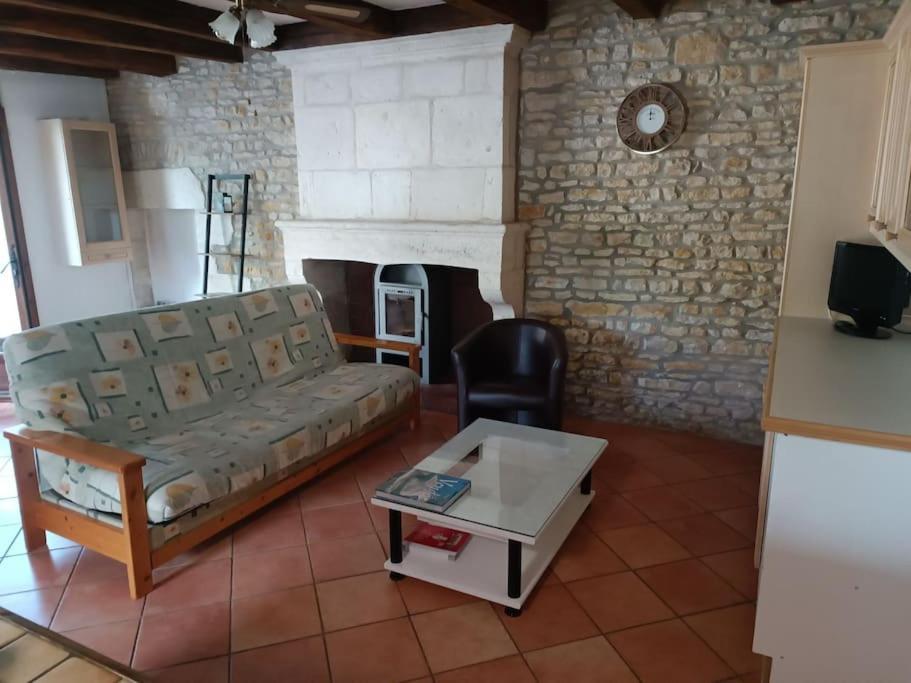 Charmante Maison En Pierres Sainte-Radegonde-des-Noyers Exterior photo