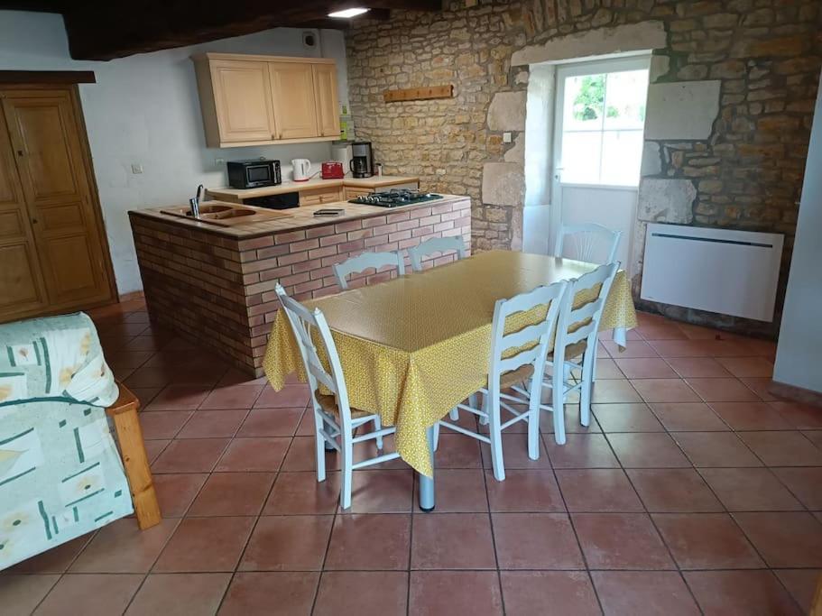 Charmante Maison En Pierres Sainte-Radegonde-des-Noyers Exterior photo